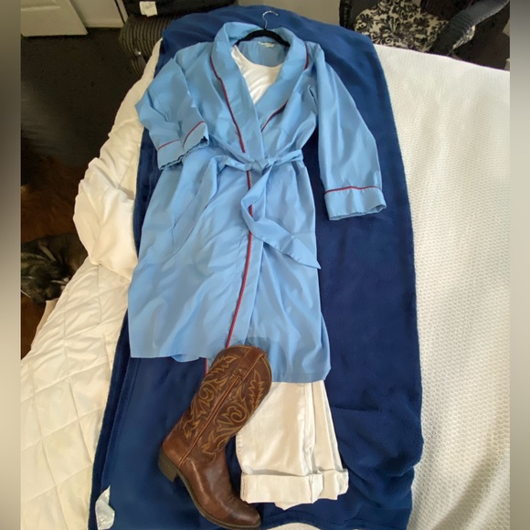 Vintage baby blue robe in excellent condition. Tie belt included. - Picture 3 of 5